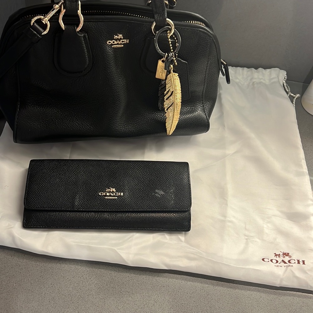 COACH shoulder bag only wallet not included